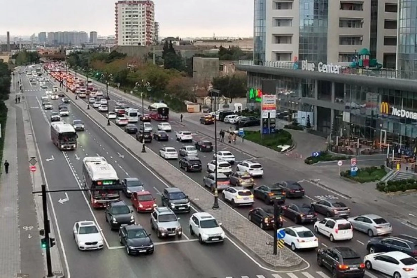 На ряде улиц и проспектов Баку затруднено движение транспорта