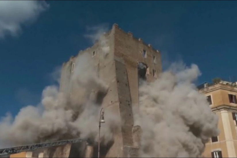 СМИ: Из-под завалов обрушившейся в Риме башни извлекли рабочего