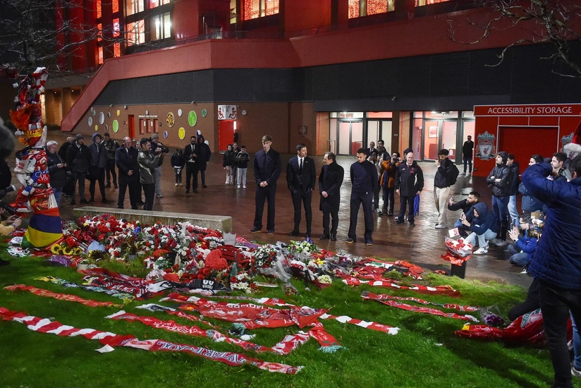 Realın üzvləri İngiltərə klubunun sabiq futbolçusunun abidəsini ziyarət ediblər