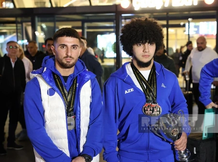 Avropa birinciliyində uğurlu çıxış edən Azərbaycan ağırlıqqaldıranları Vətənə qayıdıblar