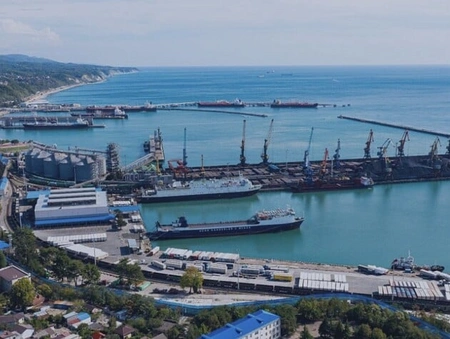 Российский порт в Черном море приостановил работу после ударов украинских дронов