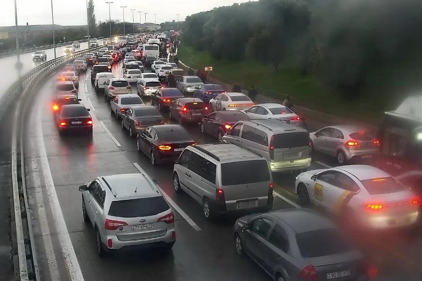 В Баку на 14 улицах и проспектах затруднено движение транспорта