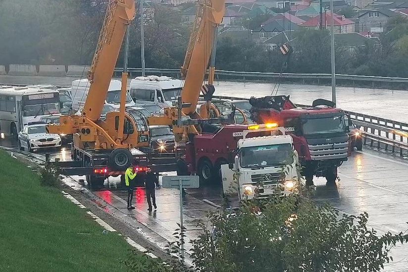 Bakıda evakuator aşıb, yola yağ və yanacaq dağılıb - YENİLƏNİB
