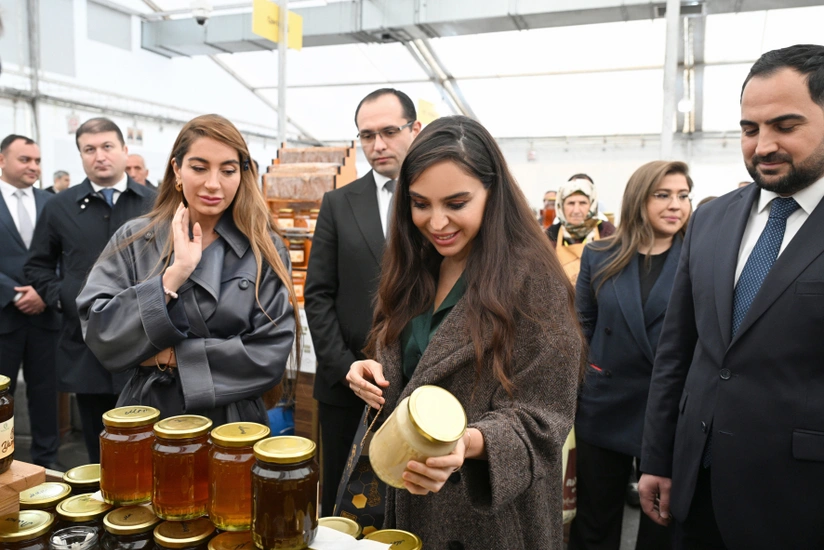 Leyla Əliyeva və Arzu Əliyeva arıçılıq məhsullarının sərgi-satış yarmarkasını ziyarət ediblər