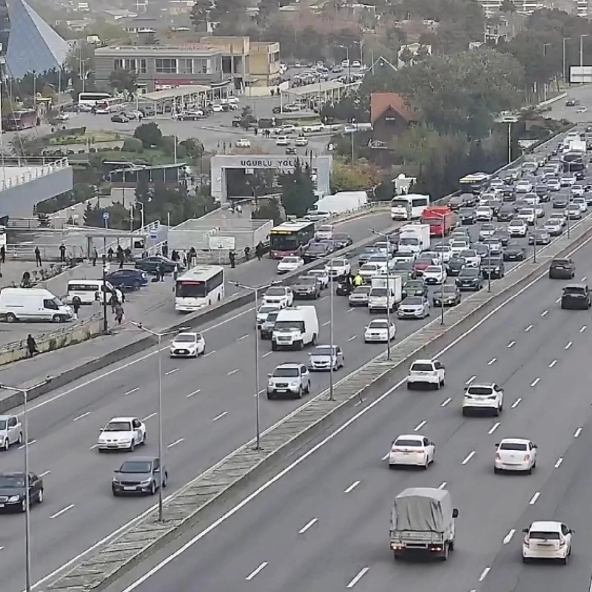 Bakının bir sıra yollarında nəqliyyatın sıxlığı yaranıb