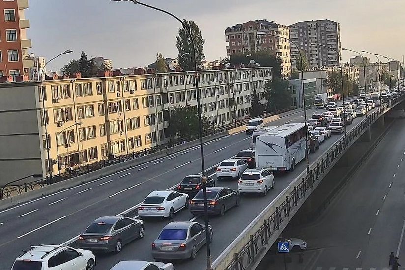 В Баку на 15 улицах и проспектах наблюдаются пробки