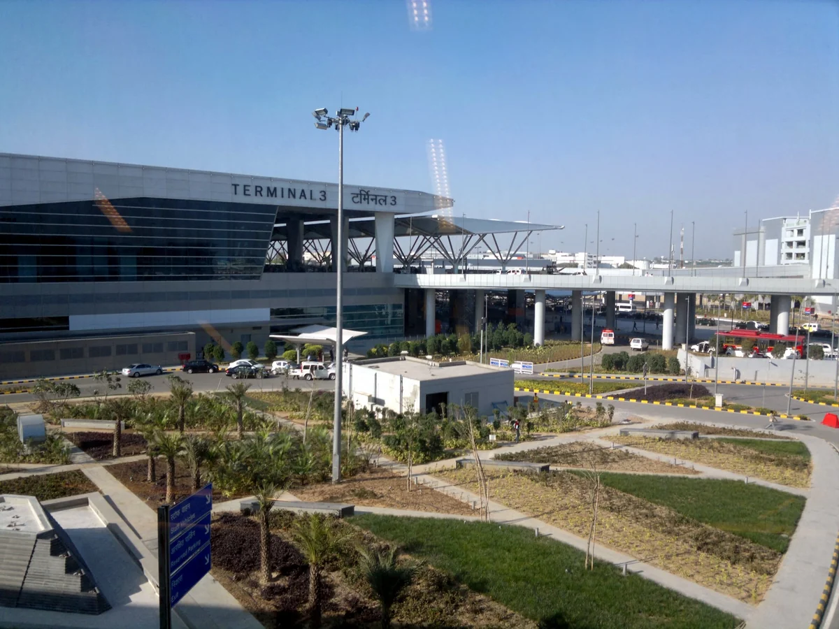 Nyu-Delhi hava limanında nasazlıq səbəbindən 150-dən çox reys gecikib