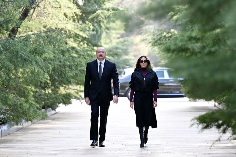 Президент и первая леди посетили могилу великого лидера Гейдара Алиева