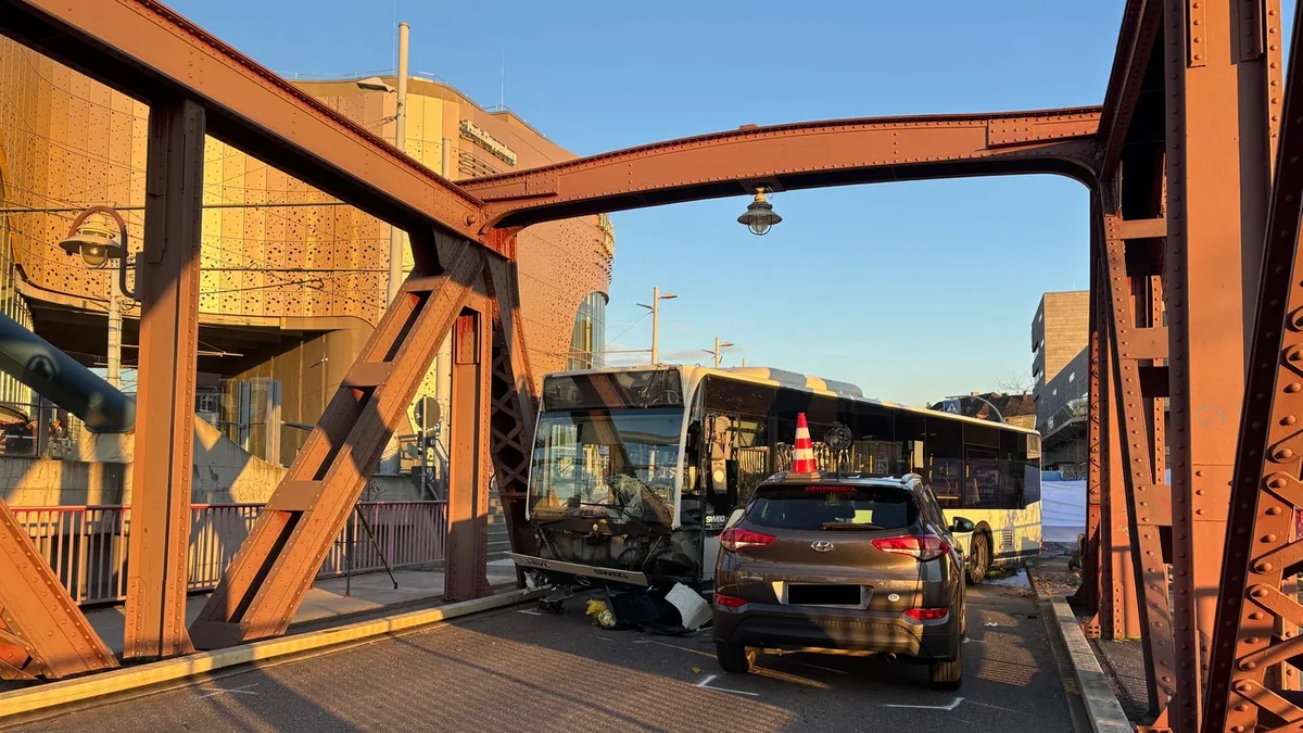 Almaniyada avtobus piyadaları vurub, bir nəfər ölüb, 10 nəfər yaralanıb