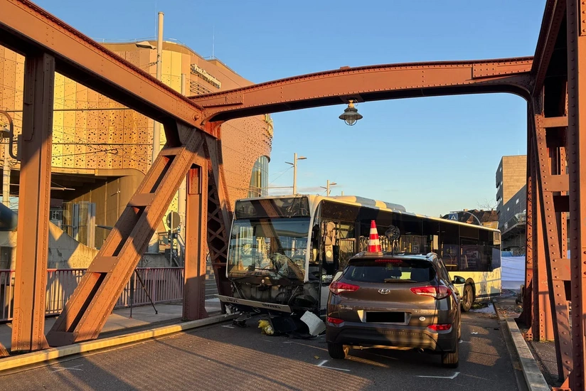 В ФРГ при наезде автобуса на пешеходов один человек погиб, 10 пострадали