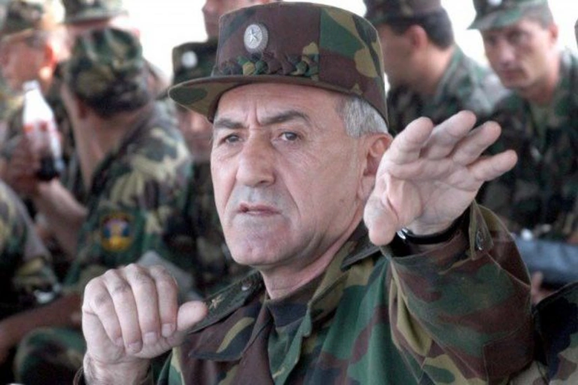 Ermənistanda sabiq müdafiə naziri yenidən axtarışa verilib