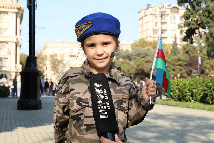 Beş yaşlı uşaq: Təzə paltarlarımı geyinib parada baxmağa gəlmişəm