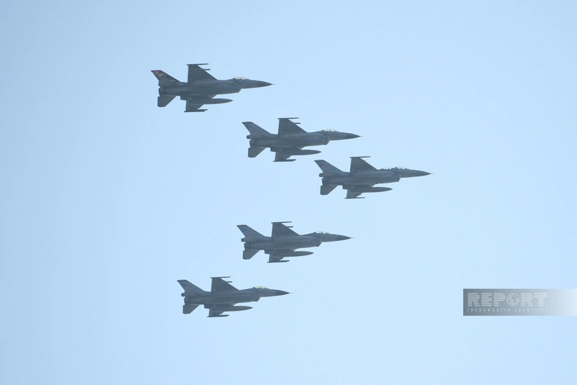 Турецкие истребители F-16 совершили полет на военном параде в Баку
