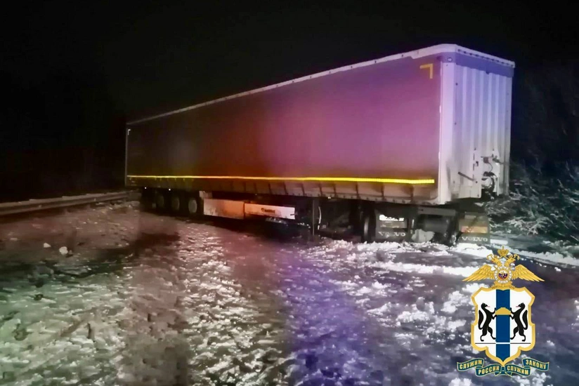 При столкновении легковушки и фуры в РФ погибли шесть человек