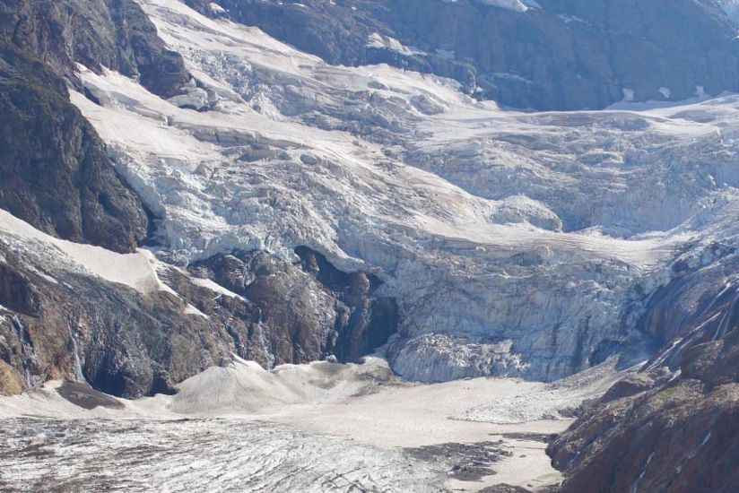 В Карачаево-Черкесии трое туристов пострадали, сорвавшись с ледяного склона