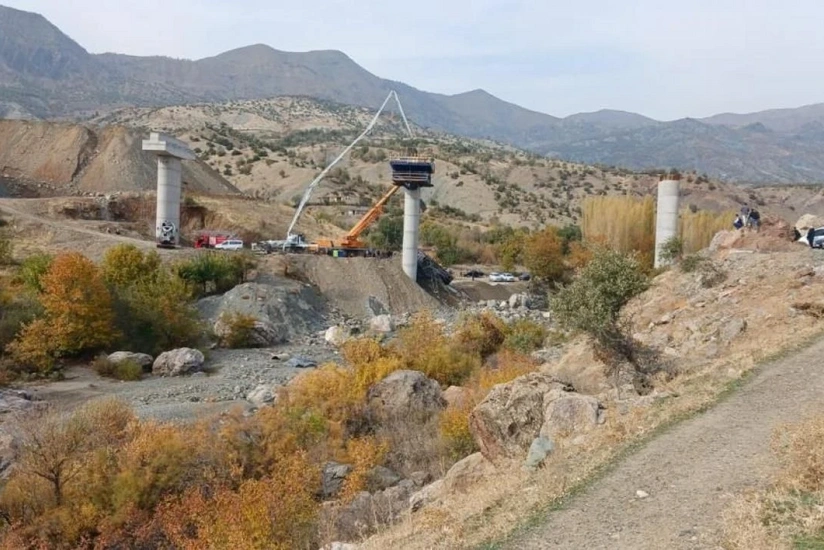 Türkiyədə tikilməkdə olan körpünün taxta konstruksiyası çöküb, üç nəfər ölüb