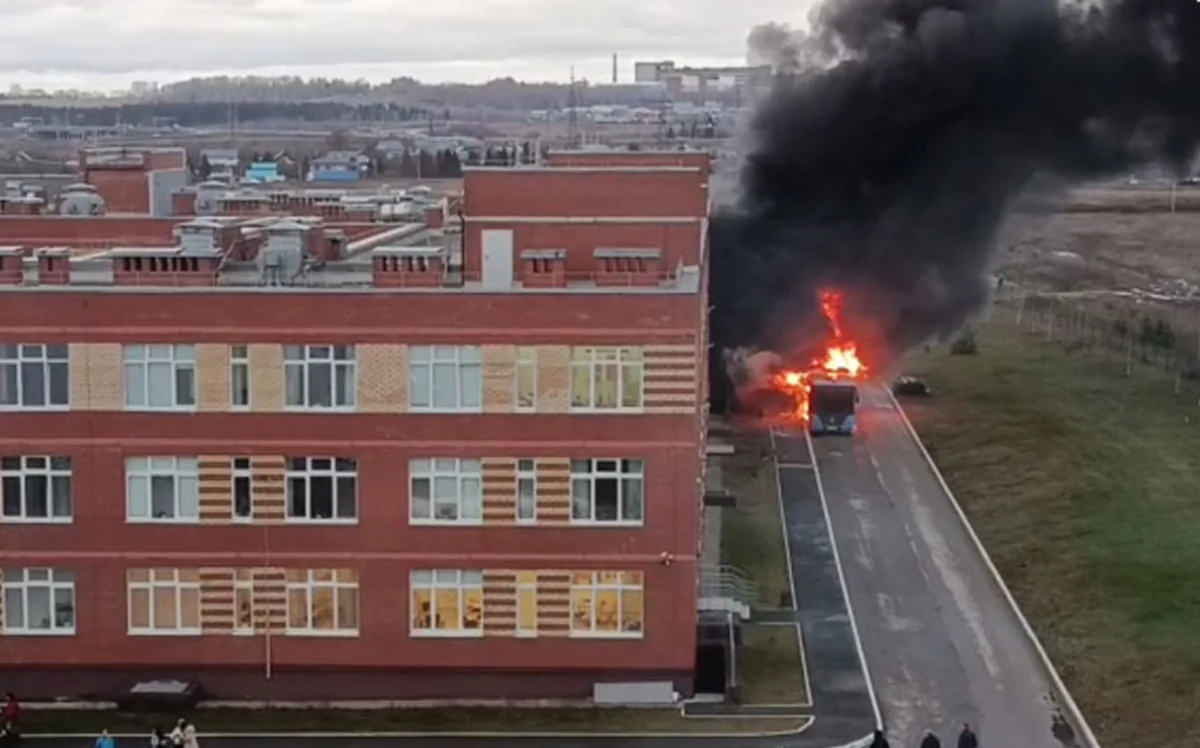 В Перми около 1,5 тыс. человек эвакуировали из-за пожара в школьном автобусе
