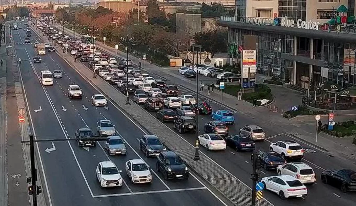 Bakının bir sıra yollarında nəqliyyatın sıxlığı müşahidə edilir