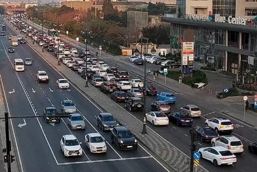 В Баку на ряде улиц и проспектов затруднено движение транспорта
