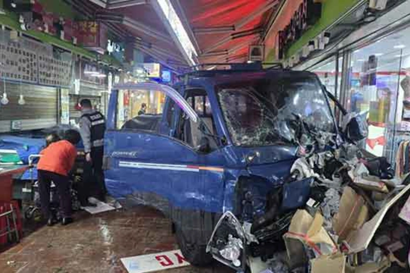 В Южной Корее при наезде грузовика на рынке пострадали 20 человек