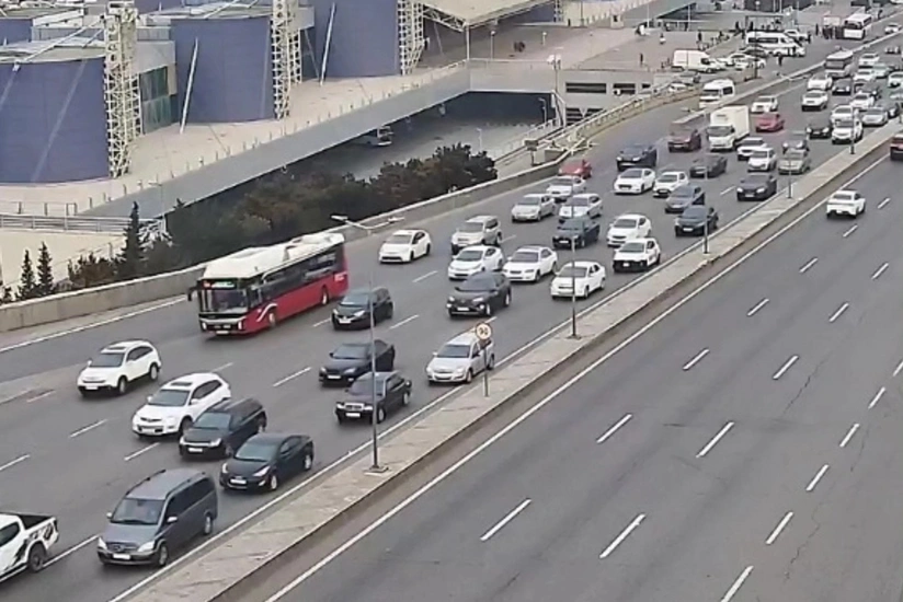 Bakının bir sıra yollarında nəqliyyatın sıxlığı yaranıb