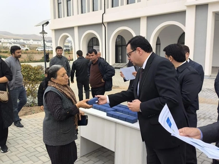 Ağdamın Xıdırlı kəndinə yola salınan köç karvanı çatıb, açarlar təqdim edilib