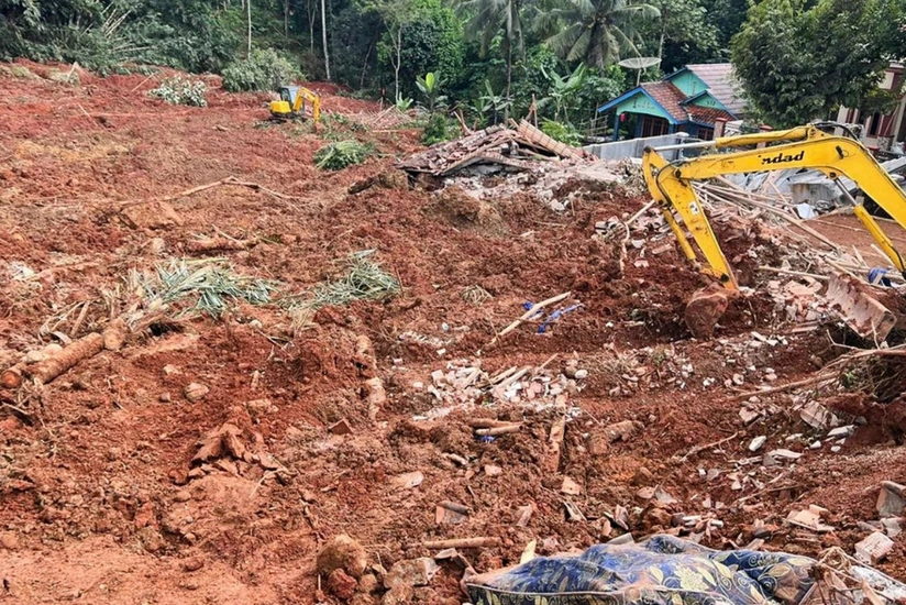 В Индонезии число погибших из-за оползня возросло до 15 человек