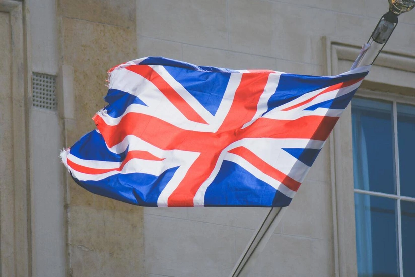 СМИ: В Британии могут начать изымать ювелирные украшения у мигрантов