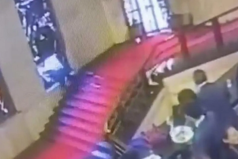 В Италии чиновник упал в министерстве и пробил исторический витраж