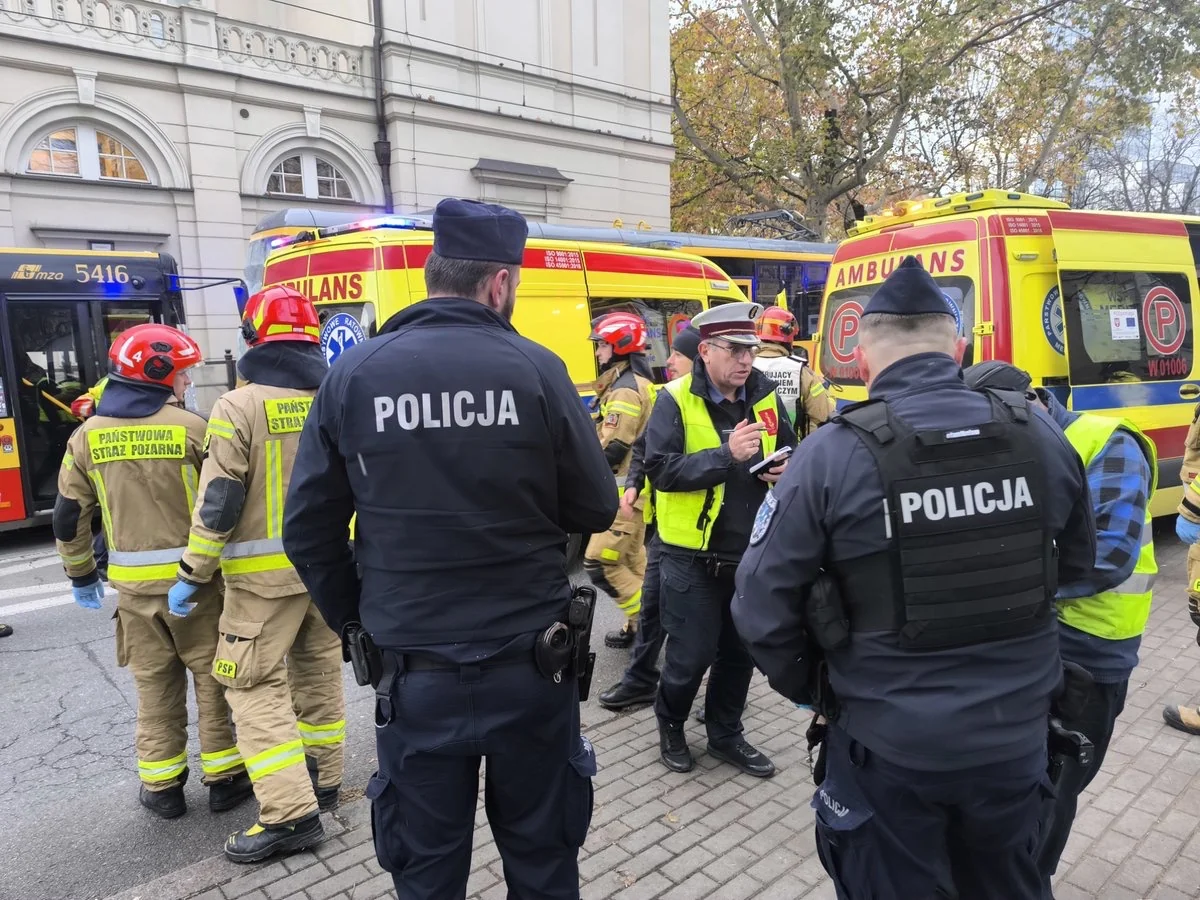 В Варшаве произошло ДТП с участием трамваев и автобуса, пострадали 16 человек