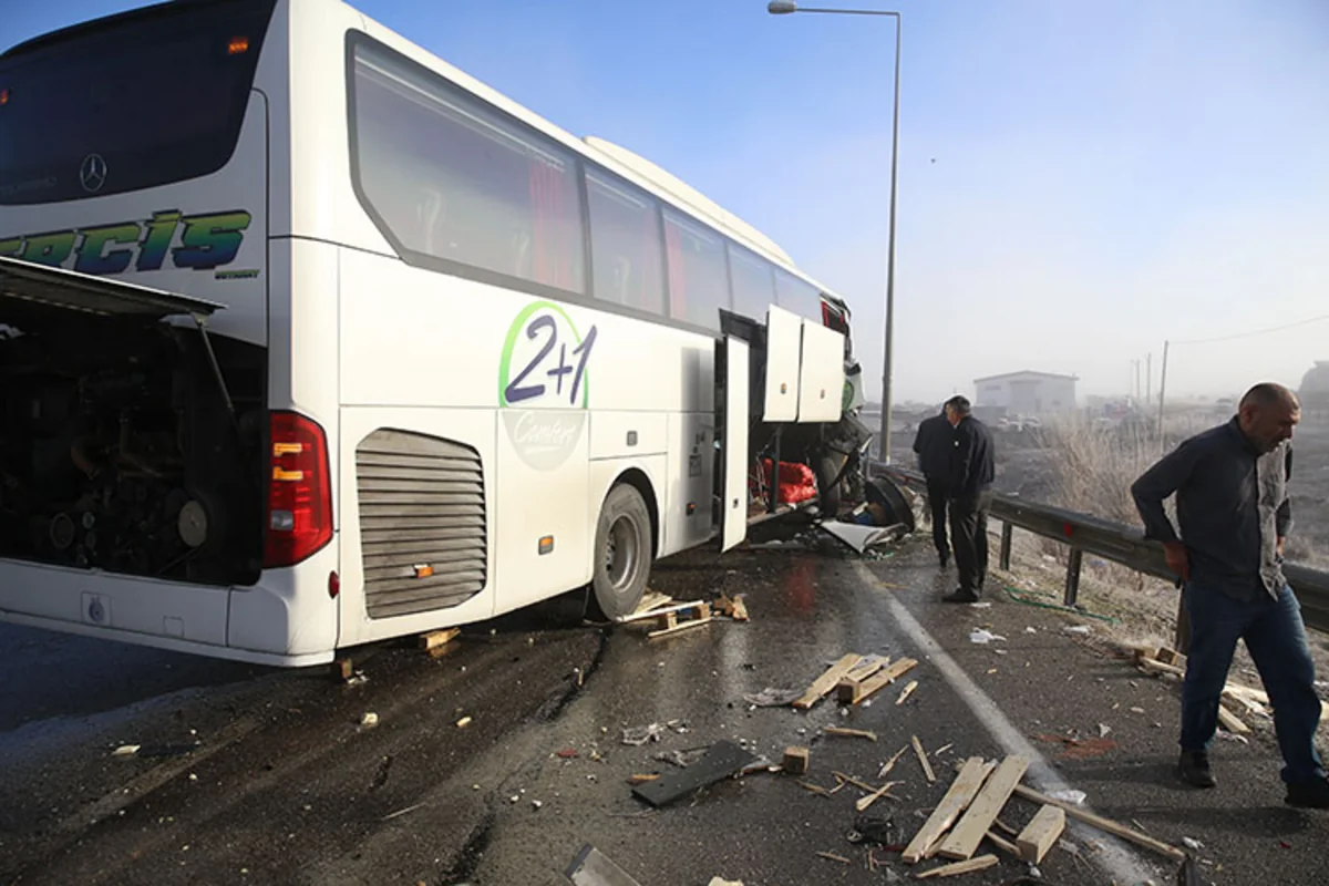 Türkiyədə avtobusla yük maşını toqquşub, 11 yaralı var