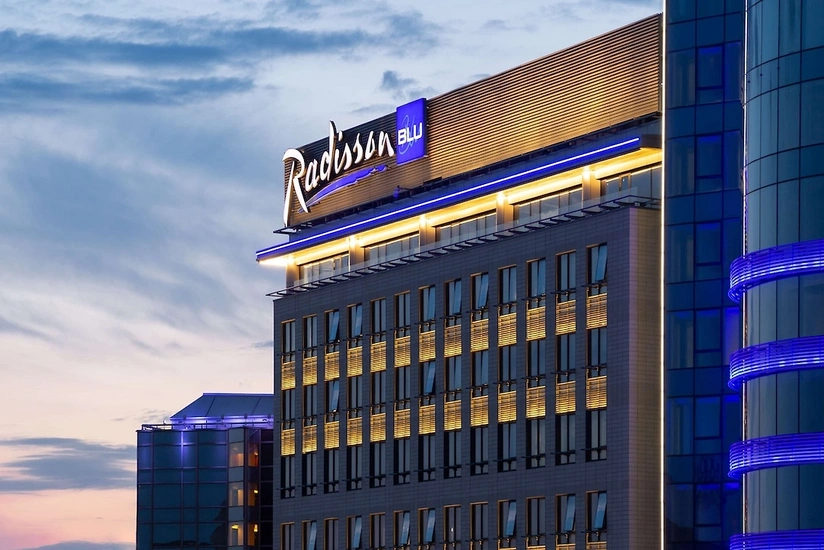 В центре Москвы из-за пожара в отеле Radisson эвакуировали 400 человек