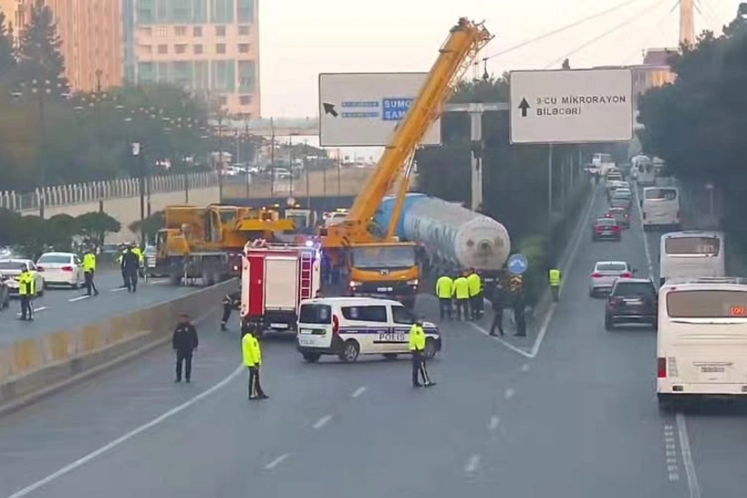 NİİM Bakıda maye qaz daşıyan yük avtomobilinin törətdiyi qəzanın görüntüləri yayıb - YENİLƏNİB