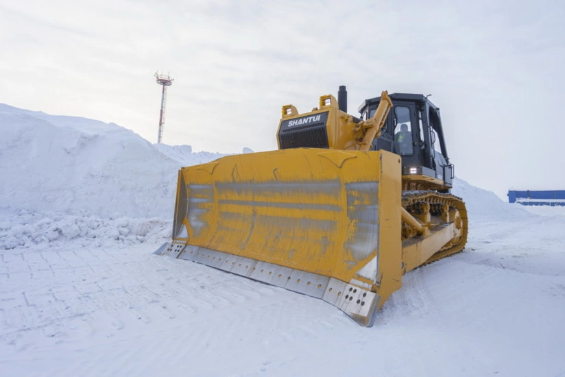 Фюзеляж самолета Ан-26 поврежден во время уборки снега в аэропорту Норильска