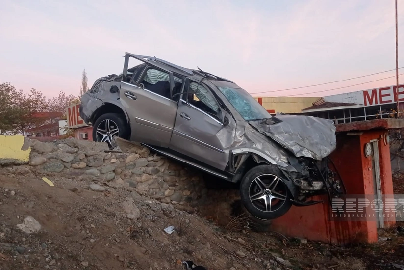 Göygöldə Mercedes divara çırpılıb, iki nəfər ölüb - Yenilənib