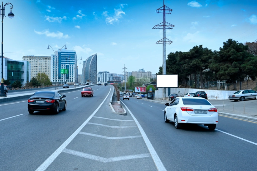 Bakının Xəqani Rüstəmov küçəsindən Babək prospektinə çıxan hissədə hərəkət tam məhdudlaşdırılacaq