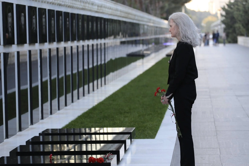 ABŞ dövlət katibinin siyasi məsələlər üzrə müşaviri Şəhidlər xiyabanını ziyarət edib