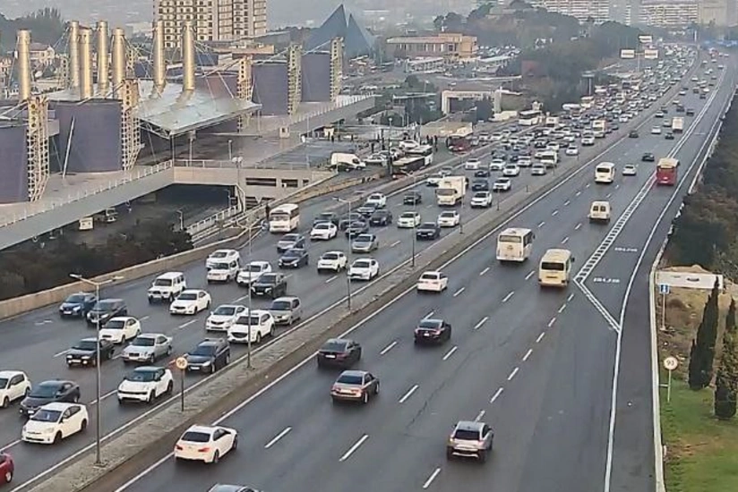 На ряде улиц и проспектов Баку затруднено движение транспорта