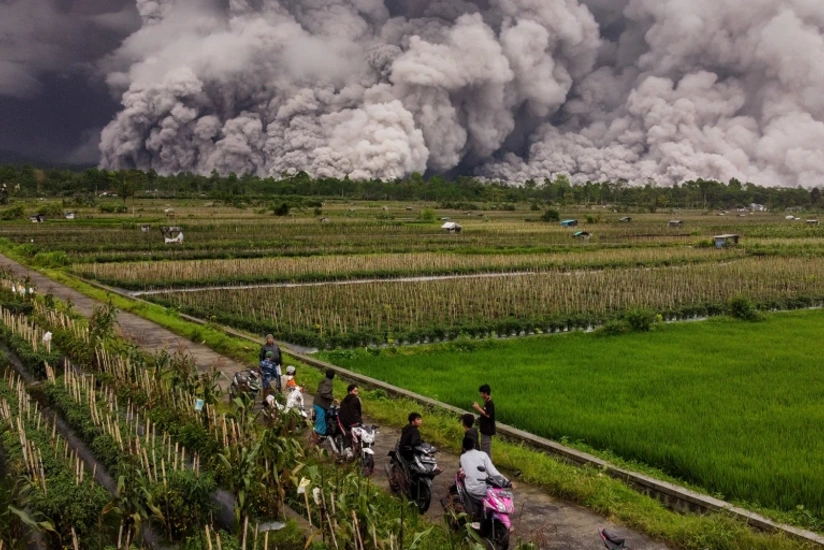 В Индонезии эвакуировали 170 альпинистов с подножия вулкана Семеру