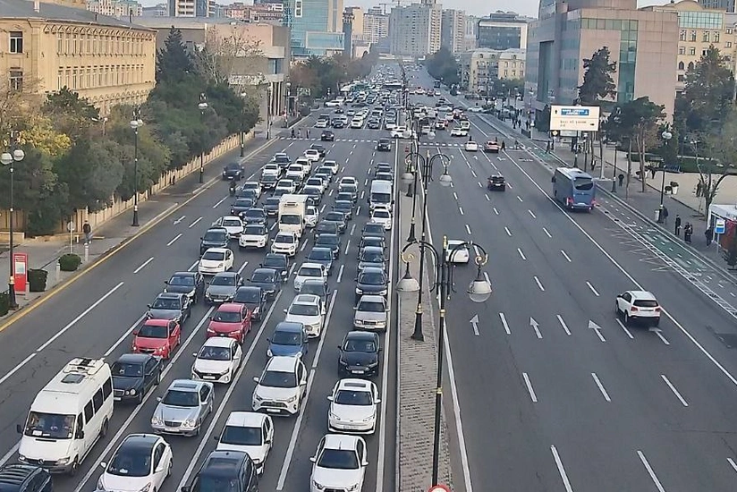 В Баку на нескольких улицах и проспектах наблюдаются пробки