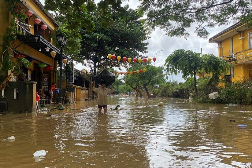 Более 40 человек погибли в центральном Вьетнаме из-за наводнений