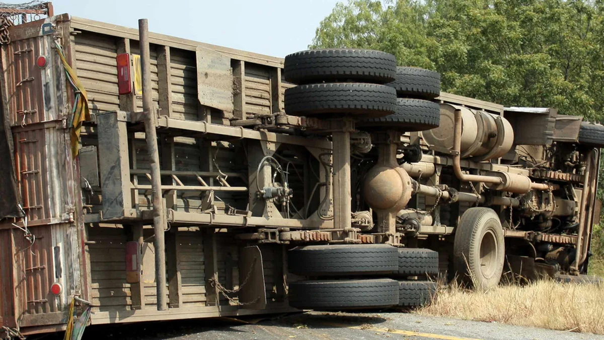 Şamaxıda yük avtomobili aşıb, sürücü ölüb