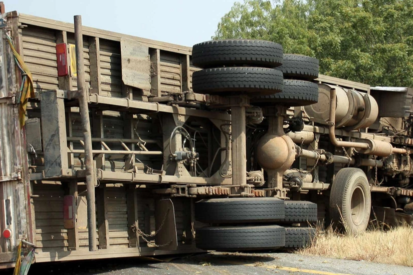 Şamaxıda yük avtomobili aşıb, sürücü ölüb