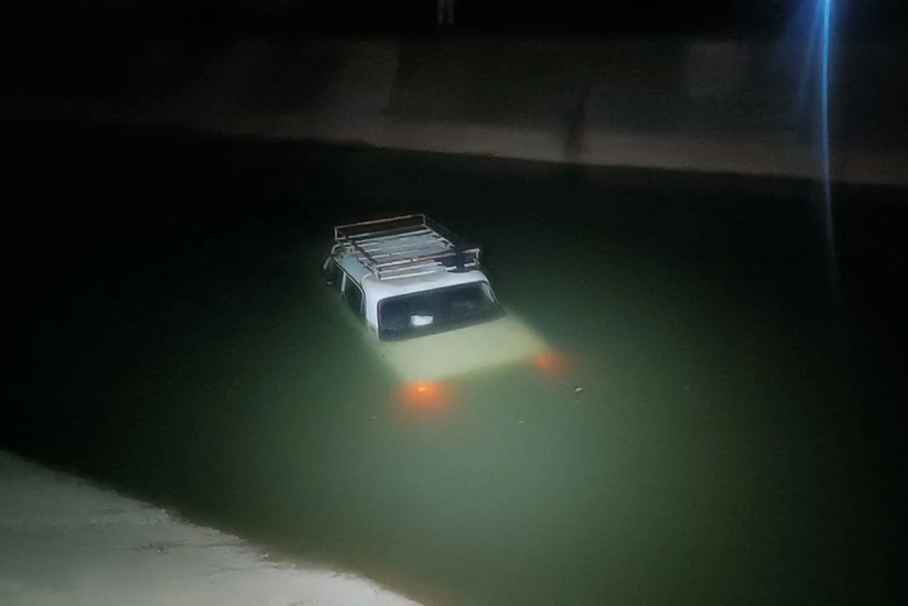 Tovuzda avtomobil su kanalına düşüb