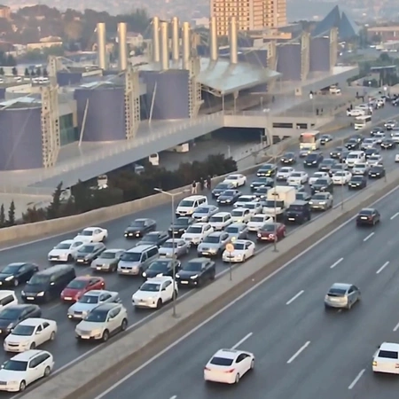 Bakının bir sıra yollarında nəqliyyatın sıxlığı yaranıb