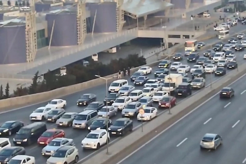 Bakının bir sıra yollarında nəqliyyatın sıxlığı yaranıb