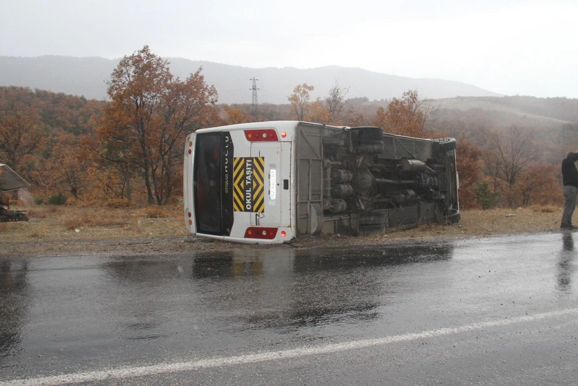 Bus carrying students overturns in Türkiye, 29 injured
