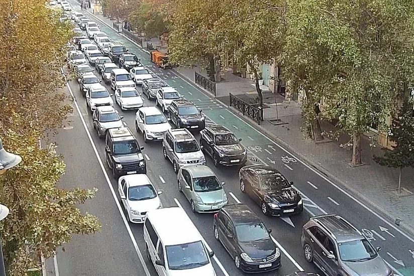 Bakıda 17 istiqamətdə tıxac var - SİYAHI