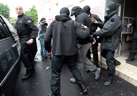 Parisdə Rusiyaya casusluq etməkdə şübhəli bilinən iki nəfər saxlanılıb