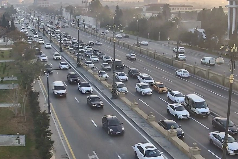 В Баку на ряде улиц и проспектов затруднено движение транспорта